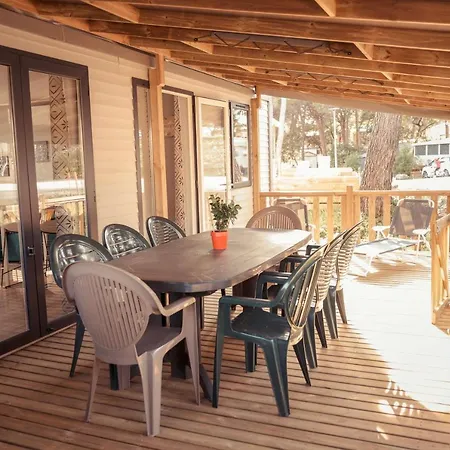Revees Pour 8 Personnes A Oasis Village Campsite